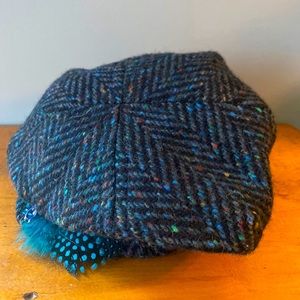 Irish wool cap with feather